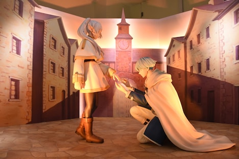 「アニメ 葬送のフリーレン展 ～冒険の終わりから始まる物語～」の「第3章 僧侶と鏡蓮華」エリアより。鏡蓮華の指輪にまつわるフリーレンとヒンメルの思い出が表現された。