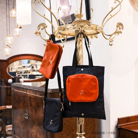 上から時計回りに「EMILYSSAコラボレーションポーチ」、「EMILYSSAコラボレーショントートバッグ」、「EMILYSSAコラボレーションボディバッグ」。