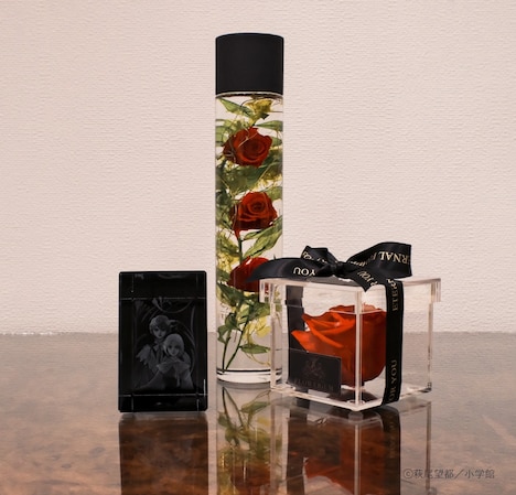 左から「クリスタルオーナメント」、「真紅の薔薇のフラワリウム」、「真紅の薔薇のプリザーブドフラワー」。