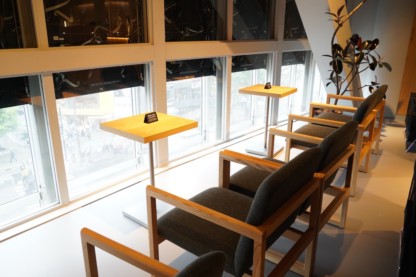 SHIBUYA TSUTAYA4階SHARE LOUNGEの様子。