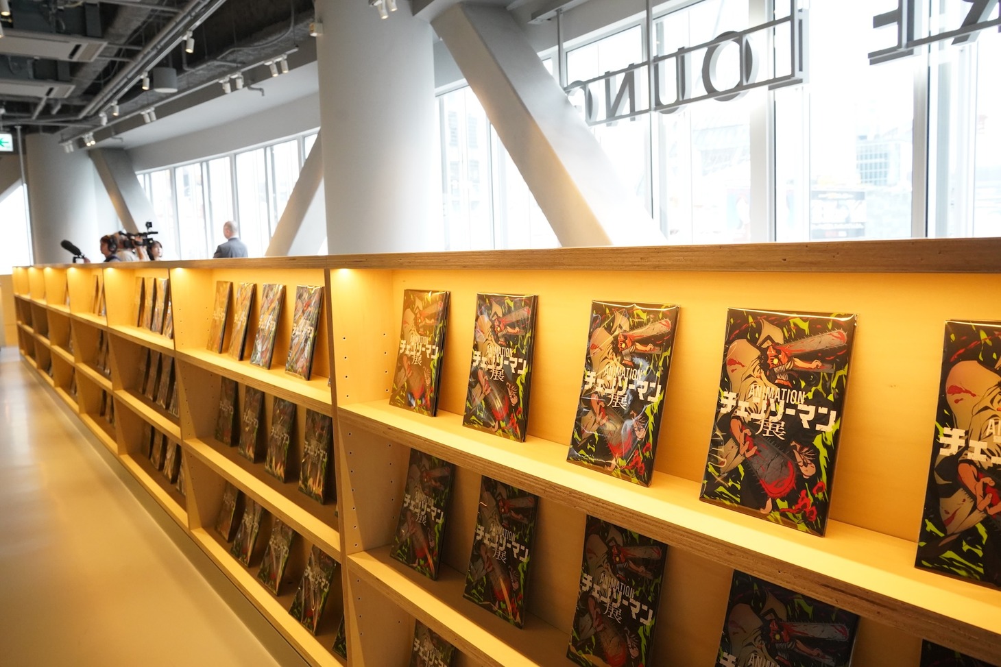 SHIBUYA TSUTAYA3階SHARE LOUNGEの様子。