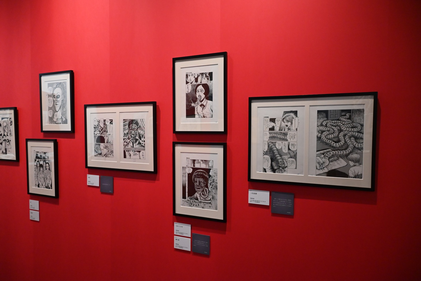 「伊藤潤二展 誘惑」展示の様子。