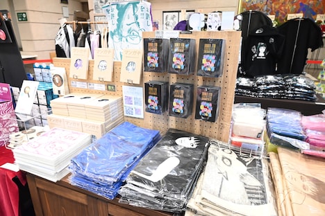 「伊藤潤二展 誘惑」のグッズ売り場。