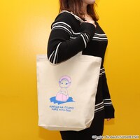 「ジャングルはいつもハレのちグゥ トートバッグ」の使用イメージ。