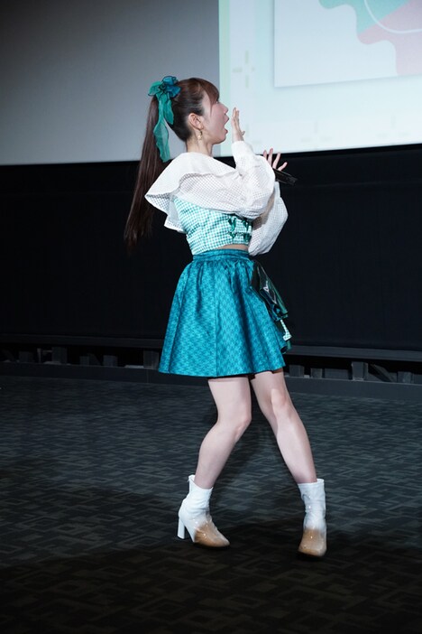 Blu-rayのジャケットに昔のアーティスト写真が使われることに驚く山北早紀。