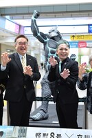 市長と一緒に怪獣ポーズをする福西勝也。