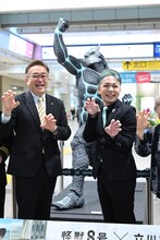 市長と一緒に怪獣ポーズをする福西勝也。