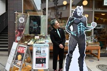 LULU Terraceを訪れた福西勝也。怪獣8号の等身大パネルを見上げる。