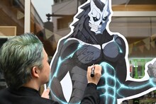 LULU Terraceでパネルにサインを書き込む福西勝也。