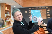 立川市のキャラクター・くるりんのグッズを発見した福西勝也。