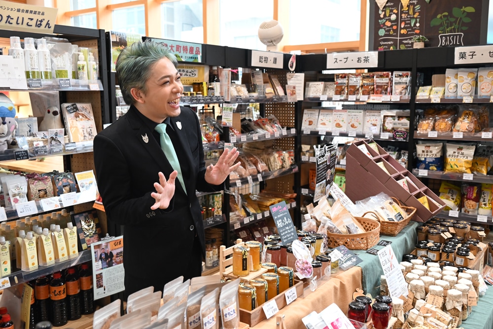 LULU Terraceを訪れた福西勝也。気になった桜のジャムの前で写真撮影。