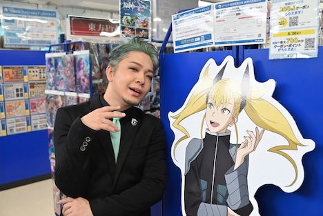 キコルの真似をしてくれる福西勝也。全キャラクターののパネルの前で物真似を見せてくれた。