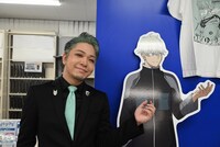 レノのパネルと並ぶ福西勝也。