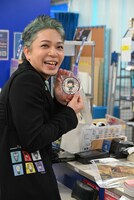 気に入ったクリアファイルを購入した福西勝也。カフカの特典コースターをもらって笑顔を見せる。