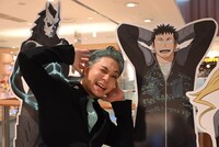 東京観光情報センター多摩でサインを書いた後の1枚。