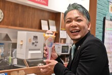 「防衛隊クレープ」を手に笑顔を見せる福西勝也。