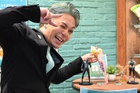 フォトブースで記念撮影する福西勝也。