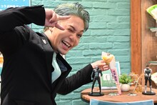 フォトブースで記念撮影する福西勝也。