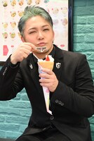 「防衛隊クレープ」をじっくり味わう福西勝也。