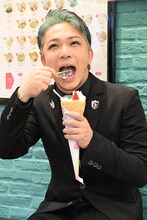 「防衛隊クレープ」をじっくり味わう福西勝也。