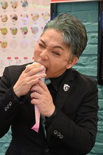 「防衛隊クレープ」を大きな一口で味わう福西勝也。