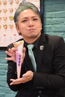 「防衛隊クレープ」をじっくり味わう福西勝也。