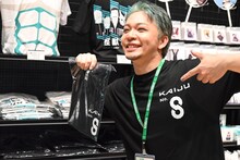 一日店長として店内のグッズをおすすめする福西勝也。