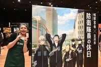 コラボイラストの前で記念撮影。