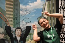 POP UP SHOPでサインを書き込んだ一日店長の福西勝也。