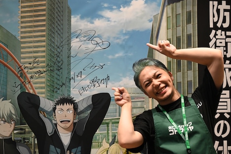 POP UP SHOPでサインを書き込んだ一日店長の福西勝也。