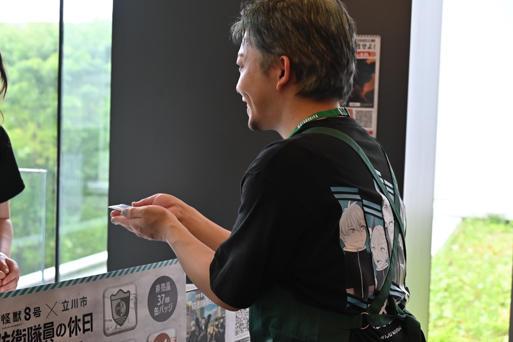 すべてのスタンプを集めて限定缶バッジを手に入れた福西勝也。