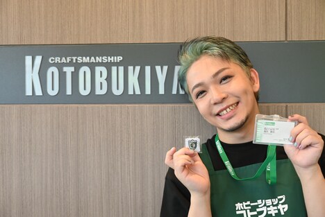 スタンプをコンプリートし、特典を手に笑顔を見せる一日店長の福西勝也。