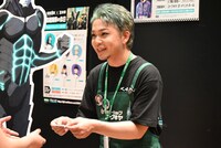 ファンへ丁寧に名刺を手渡す一日店長の福西勝也。