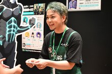 ファンへ丁寧に名刺を手渡す一日店長の福西勝也。