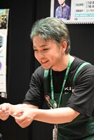 ファンへ丁寧に名刺を手渡す一日店長の福西勝也。