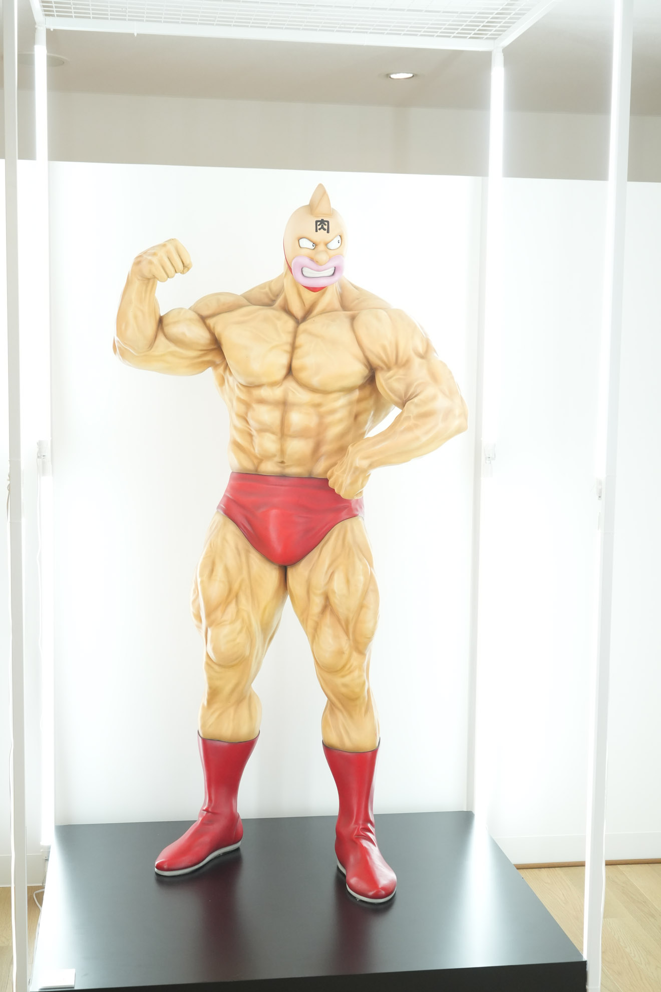 キン肉マンの立像。