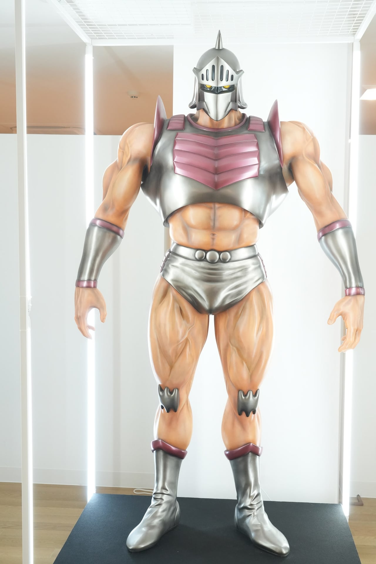 ロビンマスクの立像。 - 沼津を「キン肉マン」の聖地に！「キン肉マン