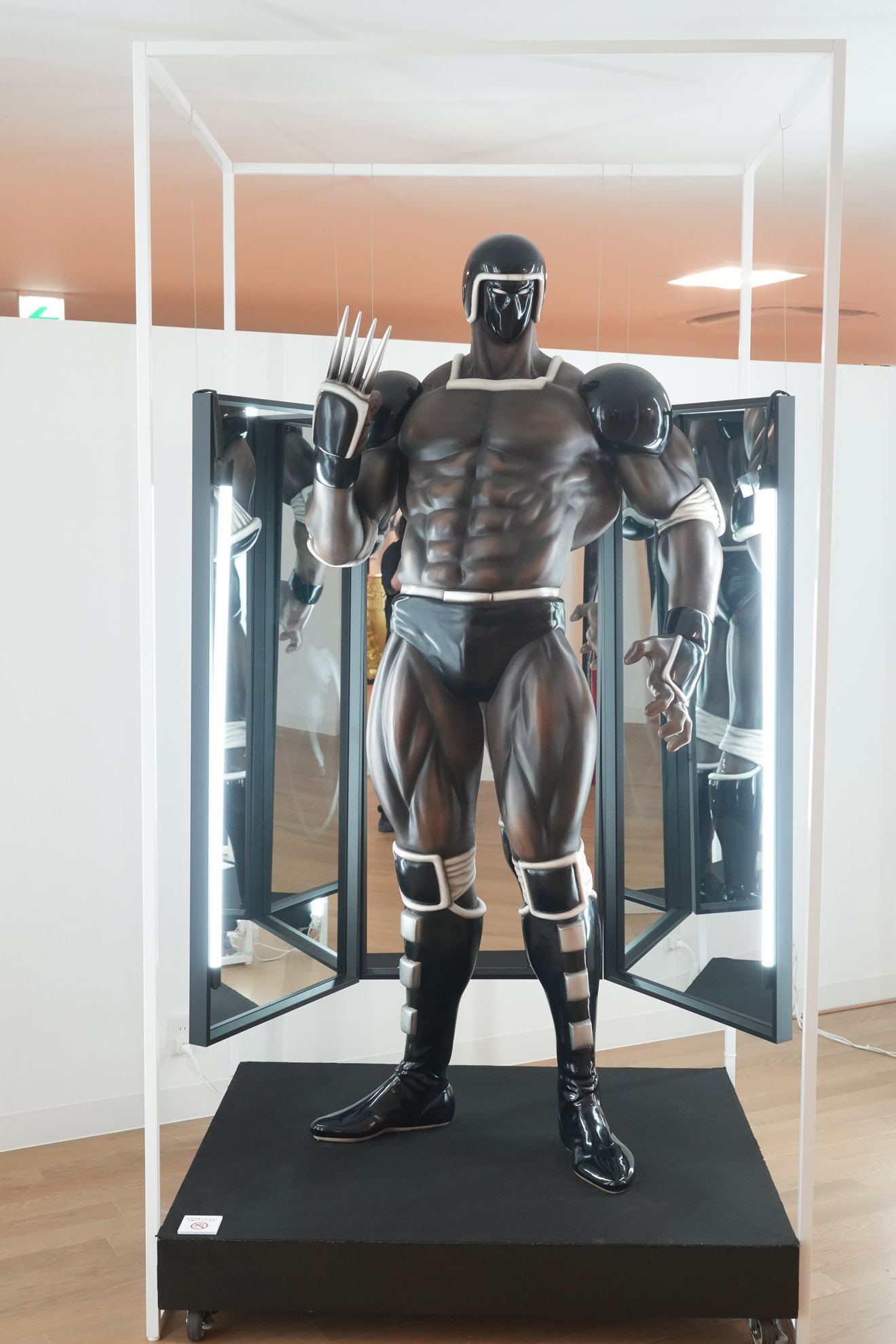 ウォーズマンの立像。