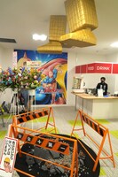 2階から天井を突き抜けて出てきたサンシャインの足。