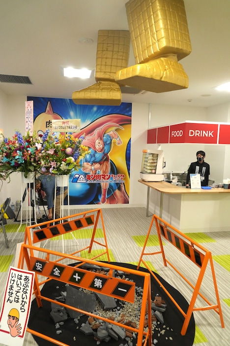 2階から天井を突き抜けて出てきたサンシャインの足。