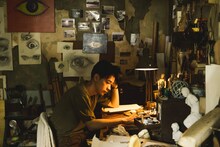 映画「雨の中の慾情」より、成田凌演じる義男。