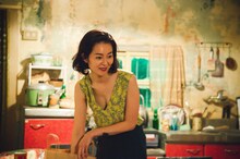 映画「雨の中の慾情」より、中村映里子演じる福子。