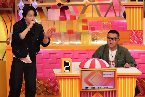 左から菊池風磨（timelesz）、長谷川忍（シソンヌ）。 (c)フジテレビ