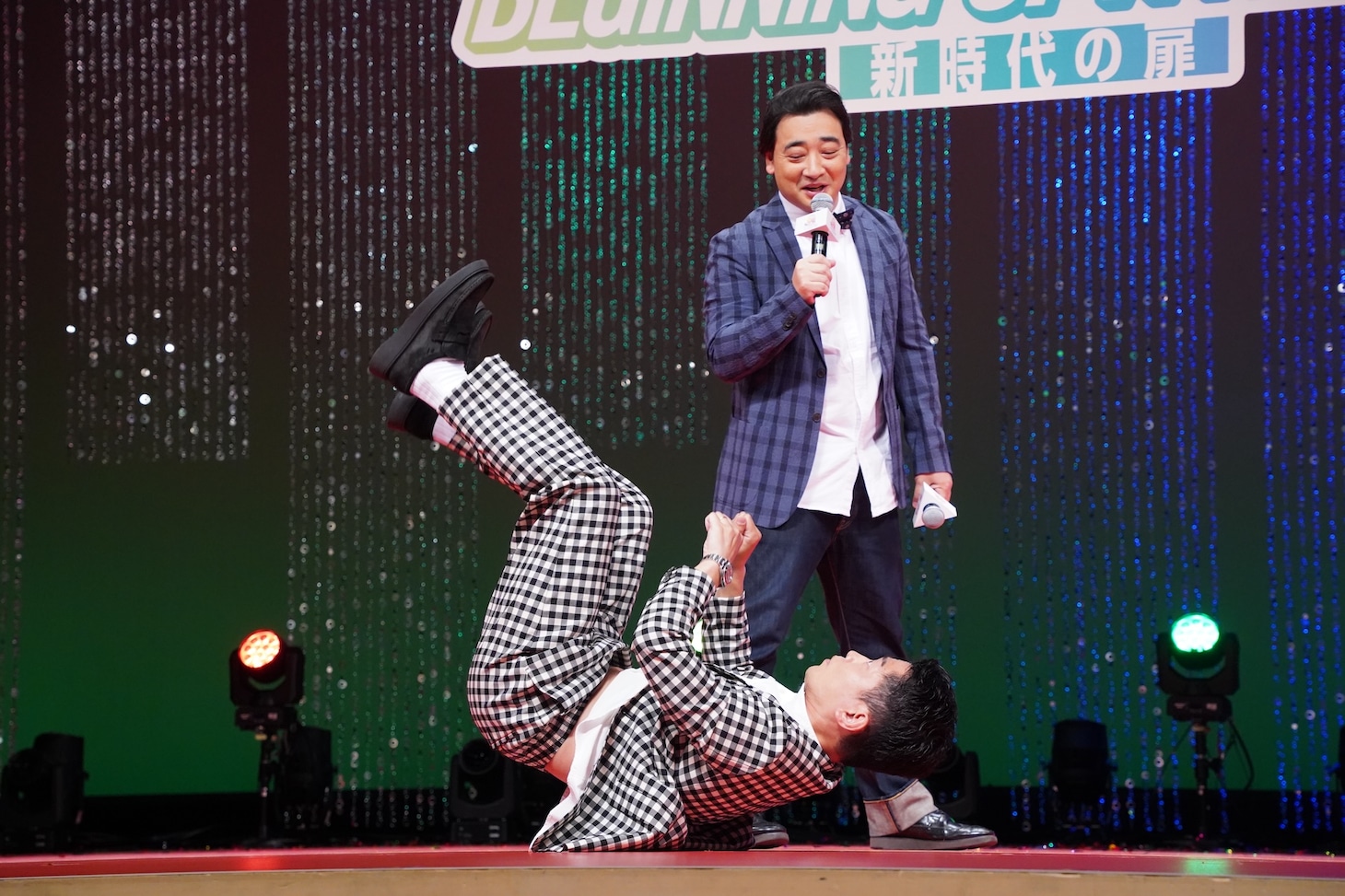 背中でジャンプする太田博久。