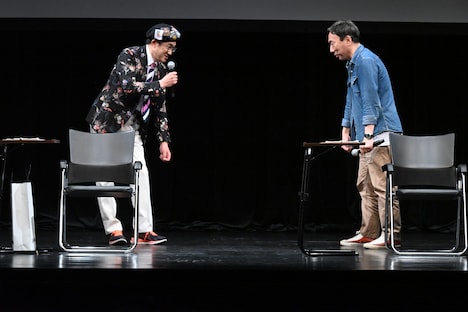 “あしたのジョーごっこ”をやるにあたり、矢吹丈と力石徹のノーガード戦法について説明する島本和彦と野口征恒。