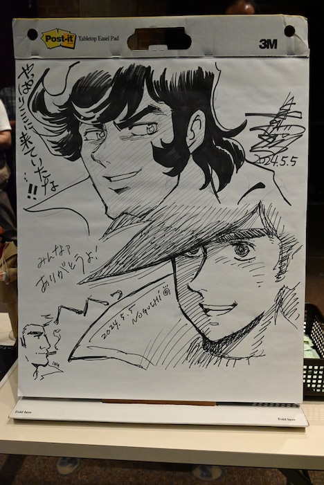 会場に飾られた島本和彦と野口征恒のイラスト。