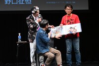 持参したアニメ「あしたのジョー」のセル画を紹介する野口征恒（中央）。