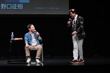 ハワイの浜辺でジョーのようにジグザグ歩きをしたことを説明する島本和彦。