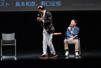 ハワイの浜辺でジョーのようにジグザグ歩きをしたことを説明する島本和彦。