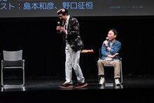 ハワイの浜辺でジョーのようにジグザグ歩きをしたことを説明する島本和彦。